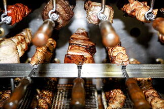 Blick auf die Fleischspieße im High-Tech-Grill