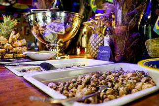 Antipasti u.a. mit eigelegten Champigons und Auberginen